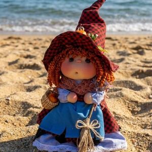 Muñeca de Trapo de Bruja Personalizada OEM Hecha a Mano de 24 cm, Juguete de Peluche al por Mayor, Muñeca Sentada Suave y Adorable con Sombrero y Escoba - Product Image 2