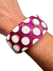 Pile de bracelets en résine multicolore avec aspect antique fini à la main Cadeau de bijoux parfait pour elle, pour les montagnes, les plages ou les fêtes - Product Image 5