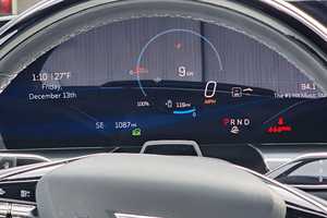 รถ SUV หรู ปี 2024 ขับเคลื่อนสี่ล้อ เกียร์อัตโนมัติ พวงมาลัยซ้าย ไมล์น้อย ภายในสีเข้มระดับพรีเมียม - Product Image 6