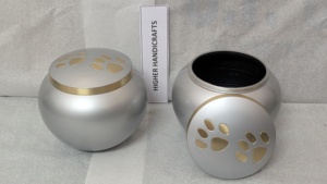 โกศเผาศพสัตว์เลี้ยง พร้อมสลักรอยเท้าสีทอง ผิวสีเงิน |   ผู้ผลิตโถใส่สัตว์เลี้ยงโลหะขายส่ง - Product Image 4