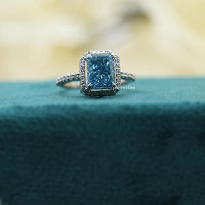 Anillo de compromiso de Halo y pavimento de diamante cultivado en laboratorio de corte radiante azul, lujoso anillo de compromiso de platino 950 para mujer - Product Image 1