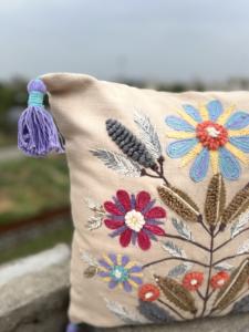 ปลอกหมอนผ้าลินินปักลายดอกไม้ทำด้วยมือคุณภาพสูงงานตามสั่งในราคาที่ดีที่สุดสำหรับการตกแต่งห้องนั่งเล่น - Product Image 3