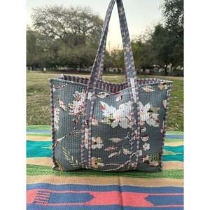 Bolsa de Mano Extra Grande Acolchada de Algodón, Reversible, para Fin de Semana, con Diseño Floral en Blanco y Gris, Resistente, para Compras - Product Image 2