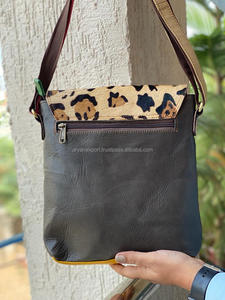 Sac à main en cuir véritable recyclé fait à la main, sac à cheveux en fourrure, sac à bandoulière multicolore élégant pour femmes - Product Image 5