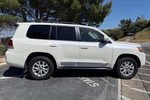 LANDCRUISERS 2017 DE PRIMERA CALIDAD, 4X4, 1 PROPIETARIO, ASIENTOS DE TERCERA FILA, EN PERFECTO ESTADO, IMPECABLES, EXCELENTE CONDICIÓN, MEJOR OFERTA, LISTOS PARA EXPORTAR - Product Image 3