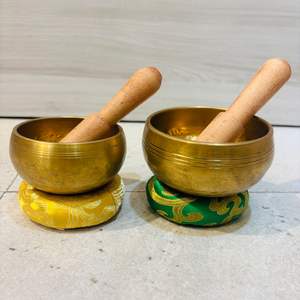 Cuenco tradicional del Himalaya de bronce hecho a mano inspirado en el Budismo para la curación de Chakras y la terapia de baño de sonido - Product Image 3