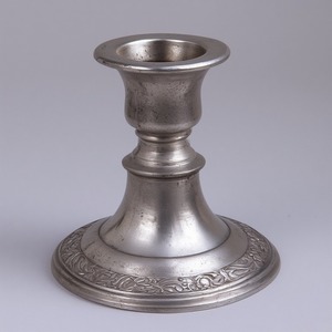 Élégant bougeoir de Noël en or fabriqué avec une finition de luxe offrant une lueur de fête brillante pour les vacances et les célébrations - Product Image 2