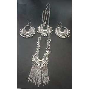 Collier long en chandelle oxydé pour les occasions de fête - Product Image 1