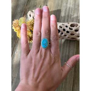 Anillo Navajo Hecho a Mano con Turquesa Kingman y Plata de Ley, Joyería Cultural Coleccionable, Talla 7.75 - Product Image 2