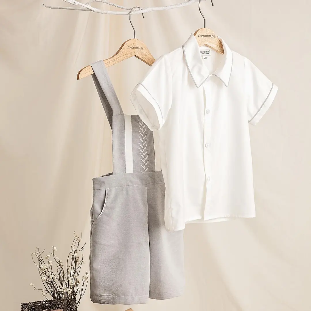 Set di abbigliamento per neonati in cotone 2 pezzi camicia a maniche corte e tuta grigia con ricamo a macchina ODM per bambini-Daniel