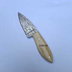 Diseño personalizado hecho a mano patrón de plumas de acero de Damasco Skinner caza/cuchillo de camping hoja fija con mango de madera OEM - Product Image 4