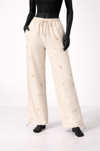 Pantalones Deportivos Anchos Personalizados para Mujer, Cintura Elástica con Cordón, Corte Recto, Pantalones de Descanso con Flores Bordadas, Venta al Por Mayor OEM - Product Image 6