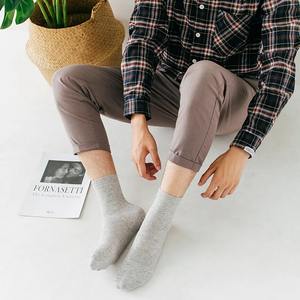 Chaussettes en coton pour hommes de qualité supérieure, douces, respirantes, blanches, noires, décontractées, été, affaires, grande taille, couleur unie avec logo sur le bas - Product Image 5