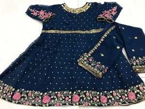 Ensemble Kurti, Bas et Dupatta pour Femme, en Tissu 100% Fausse Fourrure Non Cousu, Multicolore, avec Broderie et Sequins, Longueur Standard, pour Soirée - Product Image 4