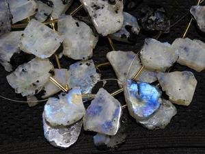 มูนสโตนสีขาวรุ้ง ประกายไฟธรรมชาติ ขัดเงาแบบหยาบ 11 ชิ้น ยาวประมาณ 25-20 มม. รับรองโดยผู้ที่สาม PMEGEMSBEADS - Product Image 2