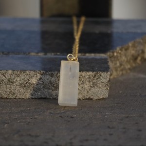 Pendentif en sélénite brute naturelle, fabriqué en laiton de qualité supérieure avec un polissage lisse, parfait pour les bijoux de guérison, accessoires spirituels - Product Image 5