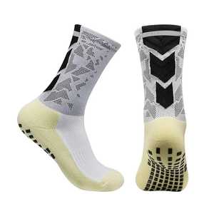 Venta al por mayor de calcetines cómodos de felpa gruesa con logotipo personalizado que absorbe la humedad calcetines deportivos para hombres - Product Image 3