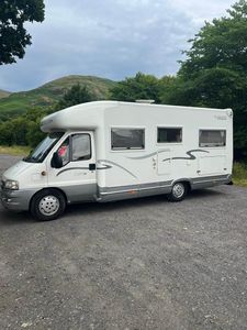 Autocaravana 4x4 Ultimate MH864 con Construcción de Acero/Aluminio para Uso Doméstico, Capacidad para 4-6 Personas - Product Image 5