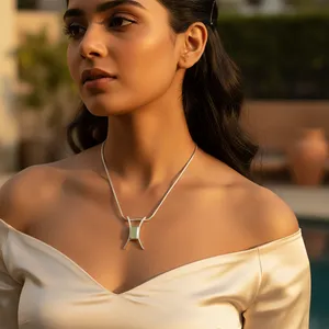 Collier pendentif en jade sculpté en argent 925 pour femmes - Bijoux minimalistes et charmants - Product Image 1