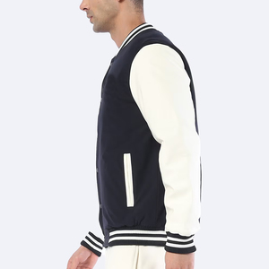 Veste universitaire classique pour homme avec tissu en mélange de laine, manches contrastées et détails brodés pour un style athlétique intemporel - Product Image 3