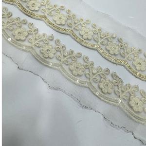 Lacets floraux brodés beiges sur mesure adaptés aux créateurs de mode et idéaux pour la revente par le magasin de fournitures de coupe - Product Image 3