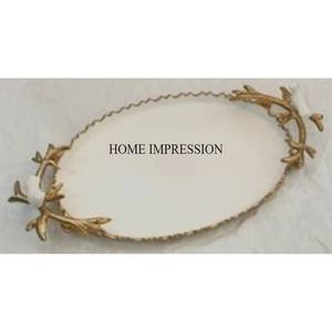 Bandeja de servicio pulida brillante plateada de forma ovalada de Metal resistente más demandada con mango de diseñador de flores chapadas en oro de la India - Product Image 6