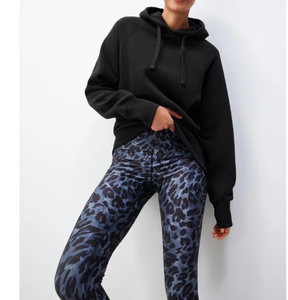 เสื้อฮู้ดดี้ผู้หญิงทรงโอเวอร์ไซส์ คุณภาพดีเยี่ยมจากโรงงานผู้ผลิต (OEM) ผลิตจากผ้าฝ้ายฟลีซ 100% ระบายอากาศได้ดี เหมาะสำหรับฤดูหนาว พร้อมลายพิมพ์ดิจิทัล - Product Image 2