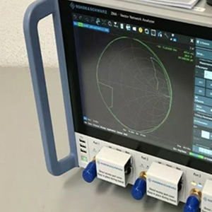 เครื่องวิเคราะห์เครือข่ายแบบเวกเตอร์ Rohde & Schwarz ZNA26 มือสอง ความแม่นยำสูง ระดับ Class2 กำลังไฟ 10kW ป้องกันน้ำและฝุ่น IP67 แรงดันไฟฟ้า 220/240V - Product Image 5