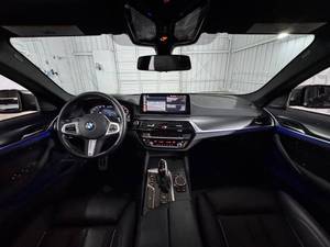 BMW Série 5 M550i xDrive d'occasion haut de gamme à prix réduit 2023 à vendre - Product Image 2