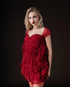 การออกแบบที่เป็นเอกลักษณ์ด้วยชุดมินิ bustier สีแดงลายดอกไม้3D และกระโปรงบานทำในเวียดนาม - Product Image 2