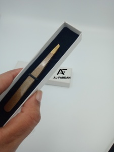 Pince à épiler sourcils marron avec logo personnalisé, pointe dorée, en acier inoxydable durable, pince à épiler sourcils pointue et inclinée pour l'épilation des poils - Product Image 6