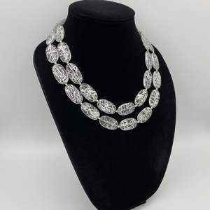 Collier à la mode en cordon de perles en résine artisanale avec prix marketing - Product Image 4