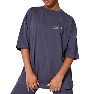 T-shirt féminin contemporain et ludique, conçu pour un confort optimal, avec un design frais et une présence élégante au quotidien - Product Image 2
