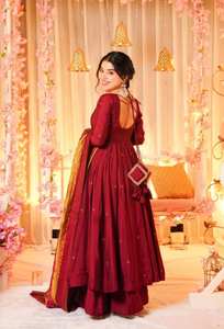 Hermoso vestido de boda y Dupatta con trabajo de bordado - Product Image 4