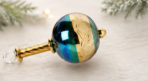 Ornement de Noël en verre artisanal moderne avec finition or 24 carats – Ornement décoratif suspendu irisé pour les fêtes - Product Image 5