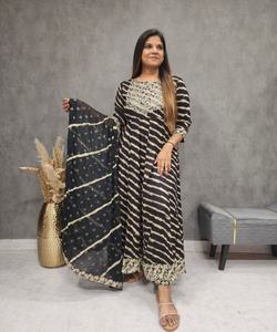 Atractivo vestido de fiesta de Georgette con detalles de volantes elegantes y acentos de lentejuelas Precioso vestido de recepción de organza - Product Image 3