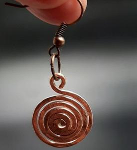 Impresionantes pendientes de cobre hechos a mano con pulido antiguo de trabajo tribal y estilo perfecto para eventos festivos - Product Image 1