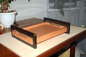 Bandeja de madera maciza con mango de metal clásico diseñada para la decoración de cocina rústica que sirve a los invitados y la organización del hogar - Product Image 3