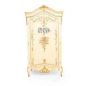 Armoire de style français luxueuse en crème avec des sculptures élégantes en feuille d'or et des motifs floraux peints à la main pour la décoration de chambre de palais - Product Image 1