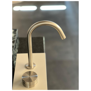 Grifo Mezclador de Lavabo de Pared CEA Design GIO695 de Acero Inoxidable con Perilla de Control Moleteada para Baños Profesionales - Product Image 3