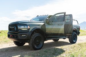 RAM 2500 Power Wagon 2023, Cabina Doble, 4x4, Motor Hemi V8, Tracción en las Cuatro Ruedas, Verde Oliva, Modificaciones Todoterreno - Product Image 4