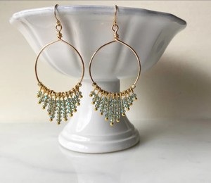 Boucles d'oreilles créoles tendance de luxe, de qualité supérieure, perlées d'or, faites à la main, en or rempli 14 carats avec perles Heishi, petites boucles d'oreilles à pompons perlés bleuâtres - Product Image 2