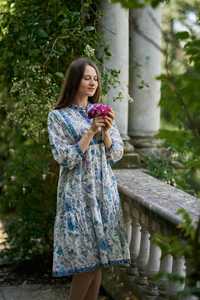 Robe bohème Lolanthe en coton imprimé à la main, décontractée, occasionnelle, en pur coton, à fleurs, blanche et bleue, été, fabriquée à la main, mode éthique - Product Image 3