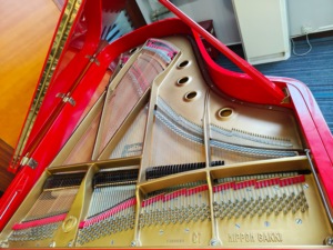 Piano de concierto Yamaha Red C7, edición limitada, acabado de lujo, modelo de escenario, pieza rara en stock, ideal para exhibición - Product Image 4