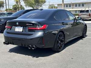 Magnifique voiture noire BM-W Série 3 M340i xDrive 2025 avec toit ouvrant, démarrage à distance, sièges en cuir, boîte automatique, jantes en alliage - Product Image 2