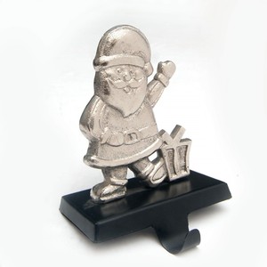 Père Noël en métal de qualité supérieure avec boîte-cadeau Cintre de cheminée pour la décoration de vacances Crochet de bas en fonte de finition argentée décorative - Product Image 1