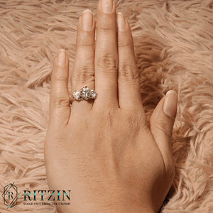 Anillo de compromiso de 3 piedras de corte redondo diamante para mujer - Product Image 4