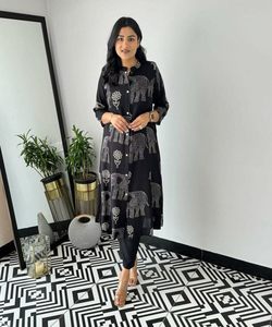 Robe de soirée moderne en Georgette inspirée de Bollywood à la mode avec sequin Detailing kurta. - Product Image 6