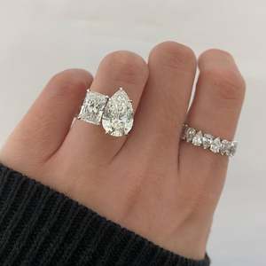 Bague Toi et Moi en Diamant Radiant Pear Cultivé en Laboratoire 3.70ctw avec Halo Caché, Deux Pierres, Couleur D-E-F, Clarté VVS-VS - Product Image 2