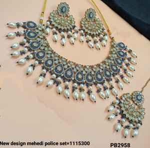 Belle Superbe Zircon Cubique Cristal Feuille Forme Dangle Mehandi Plaqué Bijoux De Mariage Avec Boucles D'oreilles Mangtika Pour Les Femmes - Product Image 2